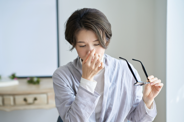 視力低下に悩む女性の様子